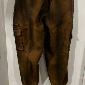 Woman pant pocket on the side